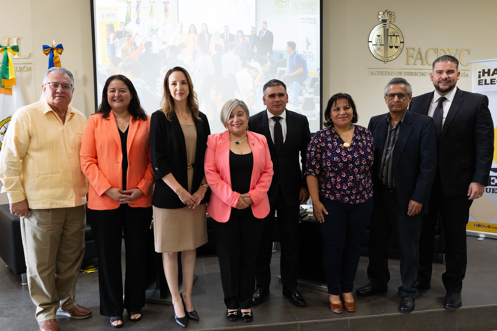 Presentan en FACDYC libro sobre sistema político de NL - Reporte90